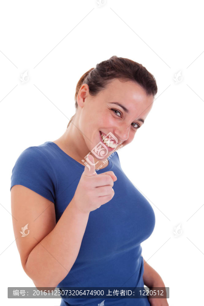 美麗的年輕女子；指指點點；白色背景上的孤立