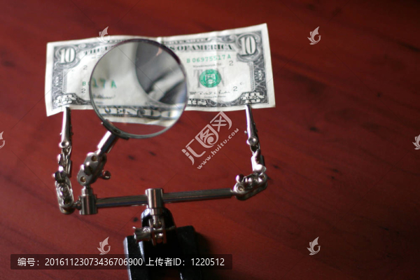 美元和放大鏡