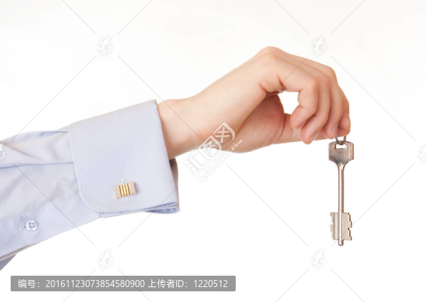 一個有鑰匙的男人的手。