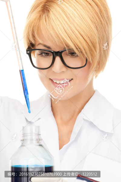 實驗室工人高舉試管