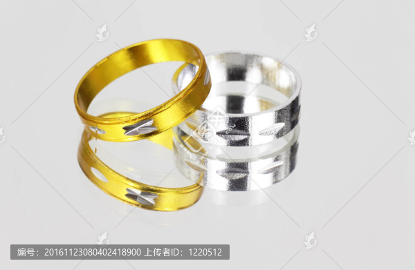 鏡子上的金銀戒指