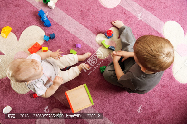 兄妹玩玩具積木