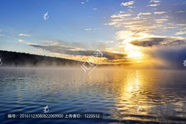 霧湖上的日出