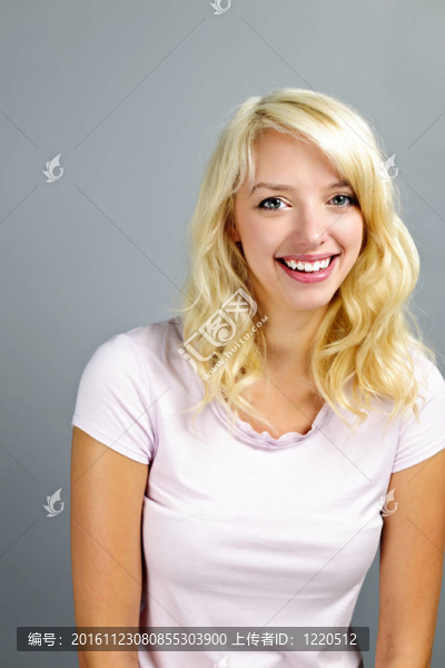 快樂的年輕女人微笑