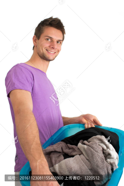 年輕人在洗衣服