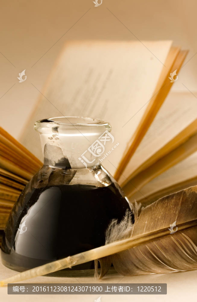 一個用羽毛和裝滿墨水的墨水瓶老書