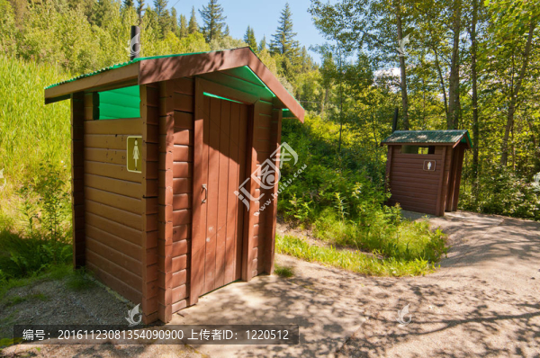 木制馬桶的小屋