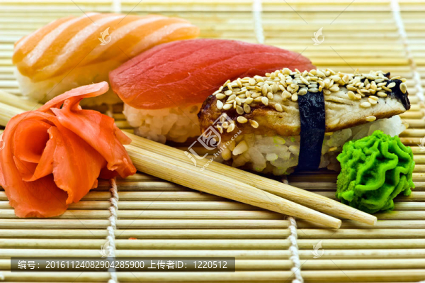 生姜和芥末的壽司鰻魚金槍魚和鮭魚的筷子