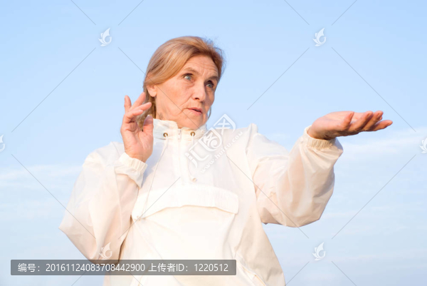 天空的老太太