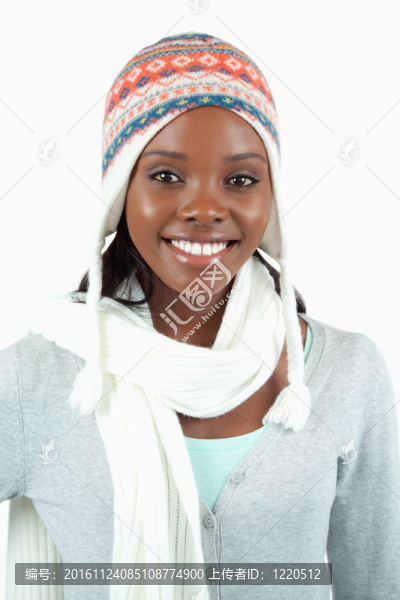 微笑的年輕女人在冬天的衣服