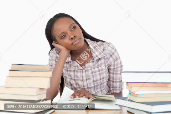 年輕女子白日夢旁堆書