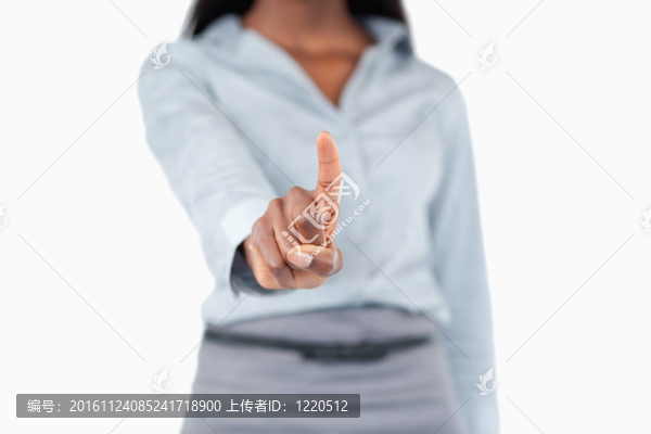 女性手指按壓隱形鑰匙