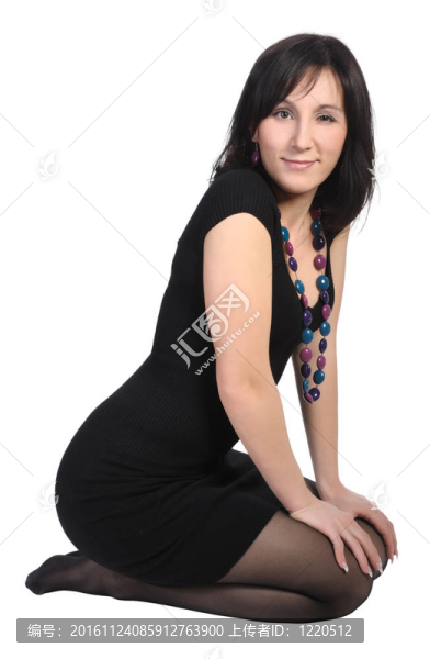 穿黑衣服的女孩；孤立的