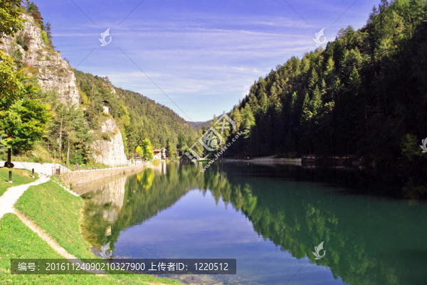 山上的湖