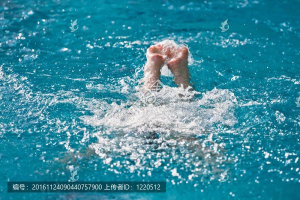 游泳運動員在游泳池