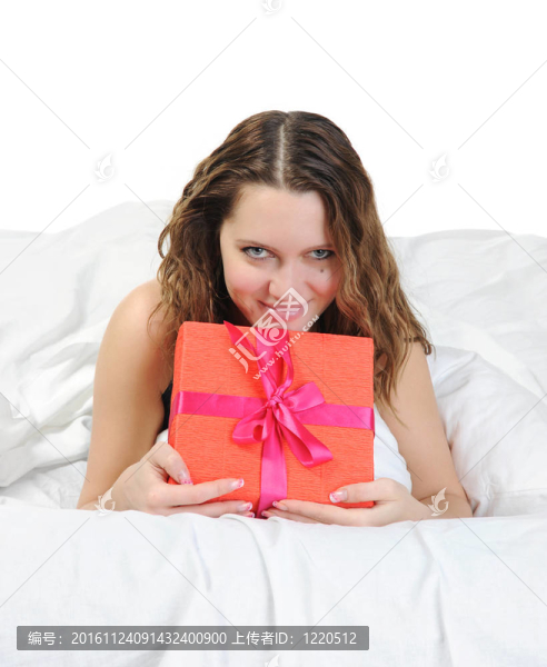 帶禮品盒的年輕女人