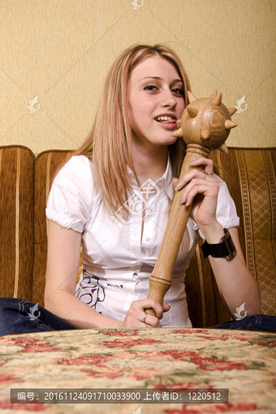 年輕的女孩和一個棍