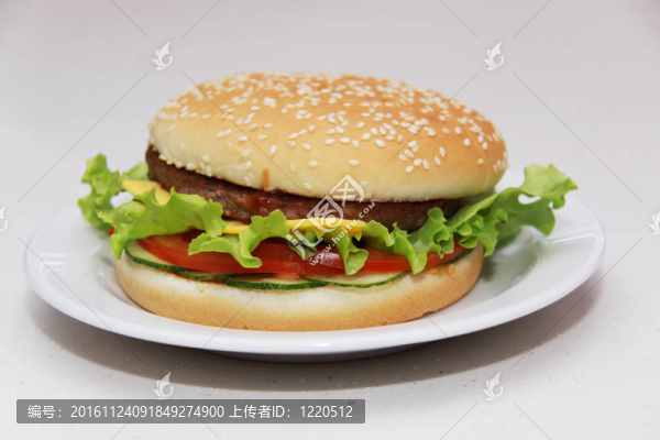 白色背景的美味漢堡