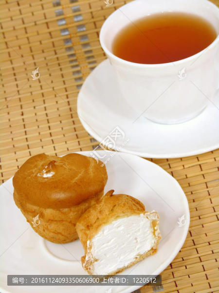 用奶油和一杯茶釀造美味的蛋糕