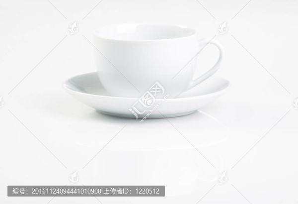 白色背景下的咖啡杯