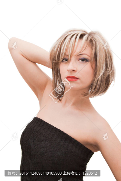 年輕的女人看著相機(jī)