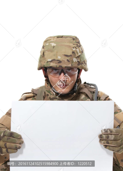 現(xiàn)代士兵拿著一張海報(bào)