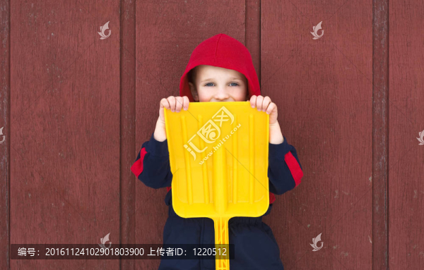 小男孩躲在玩具鏟背后
