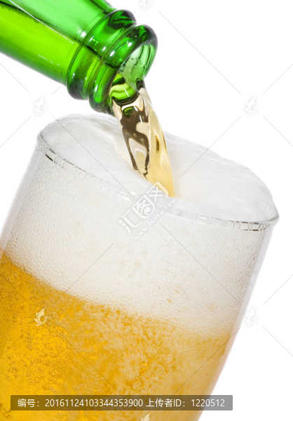 啤酒是倒在玻璃上的