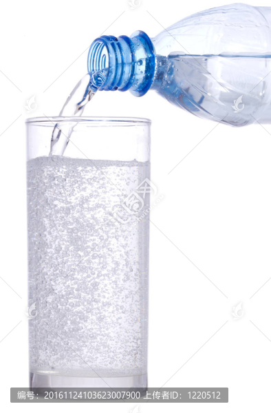 從塑料瓶倒玻璃的水