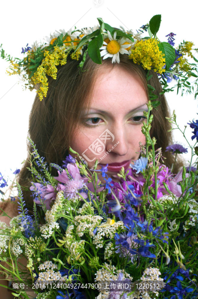 有花花冠的女人