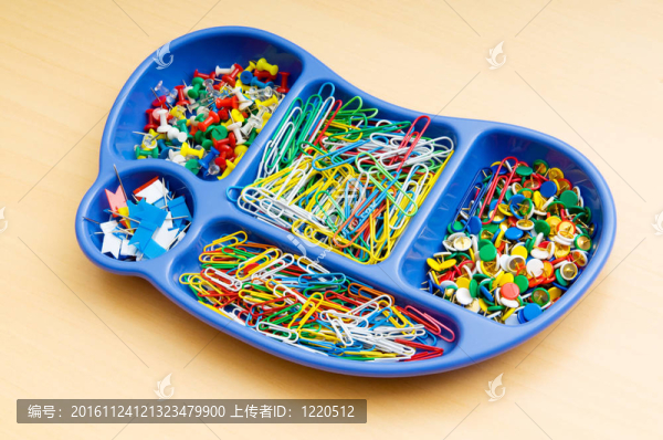 各種彩色辦公用品的持有人