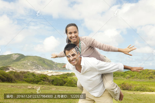 幸福的西班牙夫婦在愛