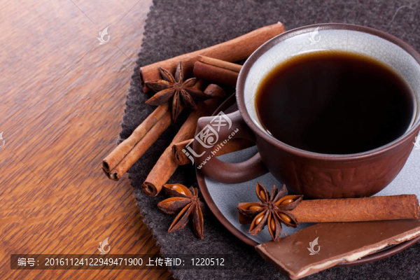 木材背景上的咖啡和巧克力