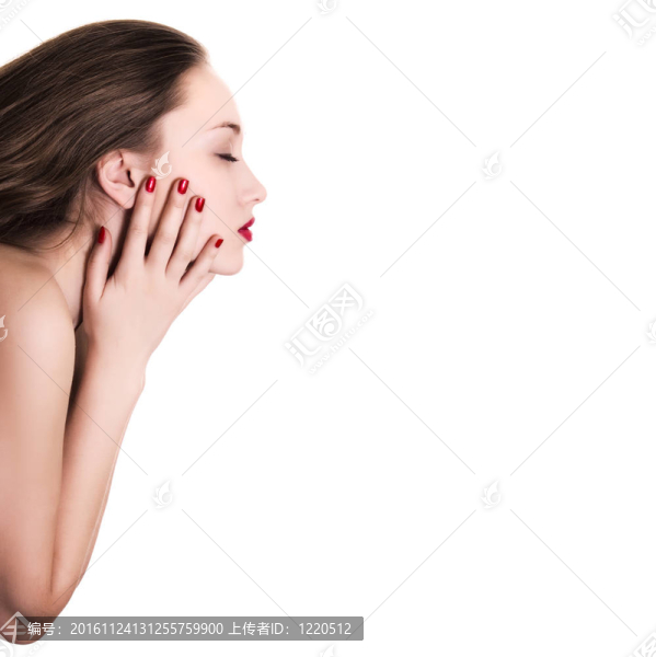 美紅亮的指甲側(cè)視與白色背景的女人肖像