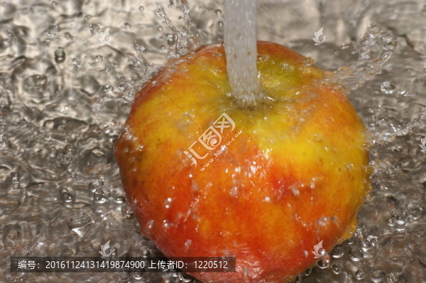 蘋果在水下