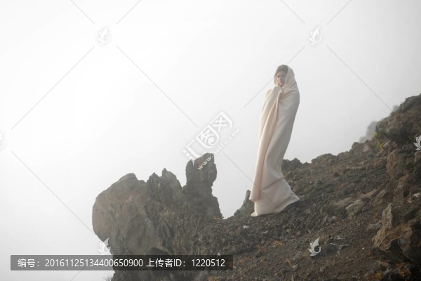 云中的女孩。
