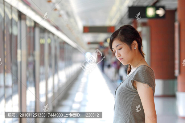 一個(gè)悲傷的亞洲女人
