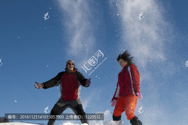 雪中的年輕夫婦