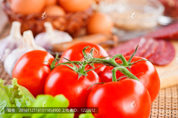 食品（番茄；生菜；大蒜；香腸；香料；雞蛋）