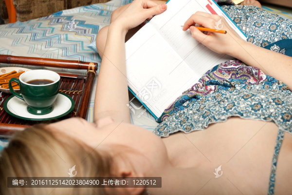 女孩用咖啡寫東西