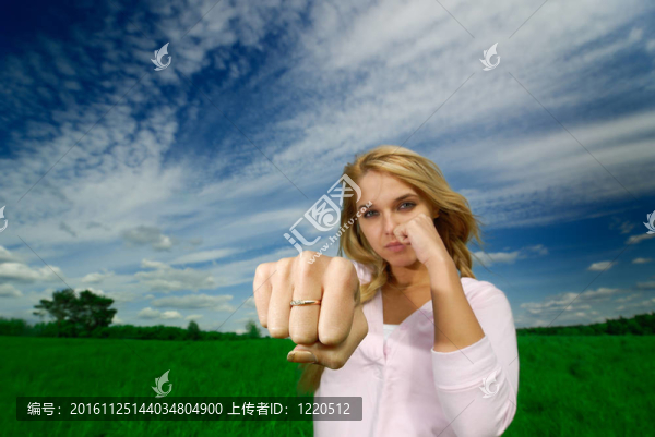 女孩打了一個拳頭