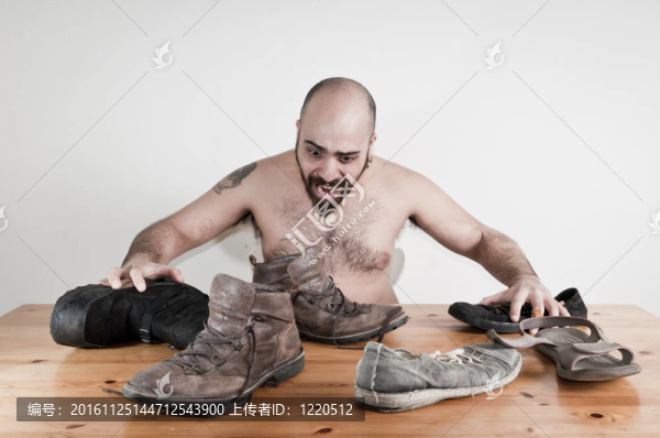 桌子上的男人和鞋子的概念