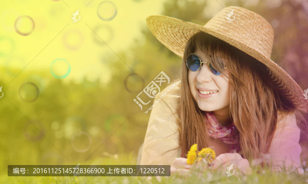 在公園里，在帽子和眼鏡美麗的黑發(fā)女孩。多色風格照片。