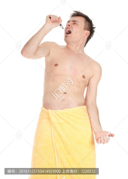 剃須的年輕男子在黃色毛巾與剃須刀