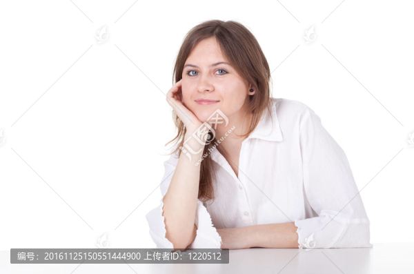 穿著白色襯衫坐在微笑的年輕女子
