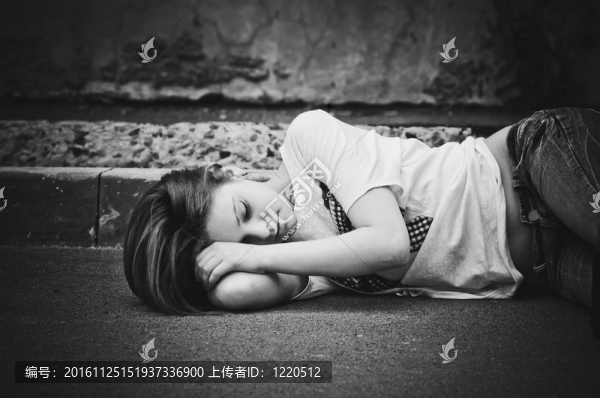 熟睡少女在瀝青上的肖像。黑色和白色