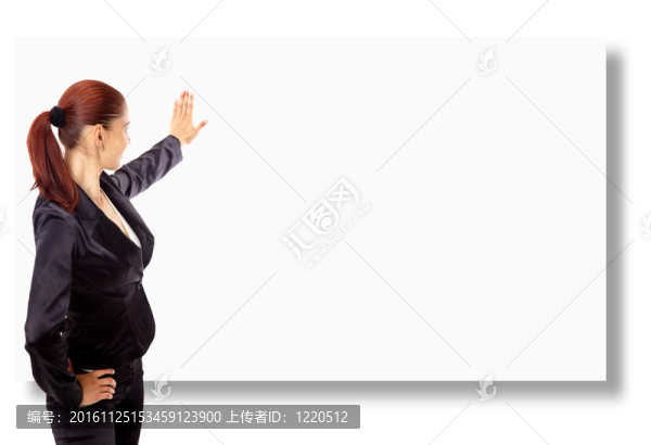 快樂的年輕女人指向向上