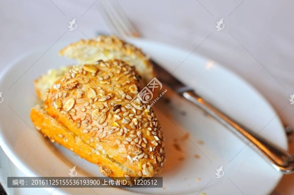 盤子上的芝麻面包