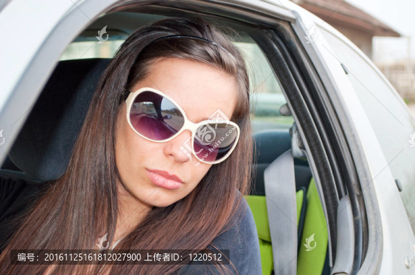在車(chē)上的黑發(fā)女孩
