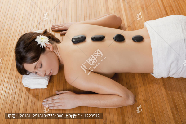 得到一個(gè)水療治療的女孩